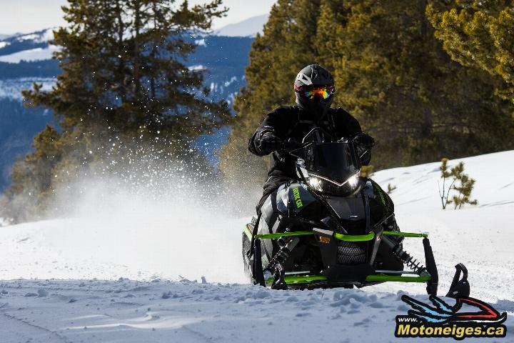 Motoneige Arctic Cat XF 9000 Cross Country 137 2017 Motoneige Arctic Cat XF 9000 Cross Country 137 2017