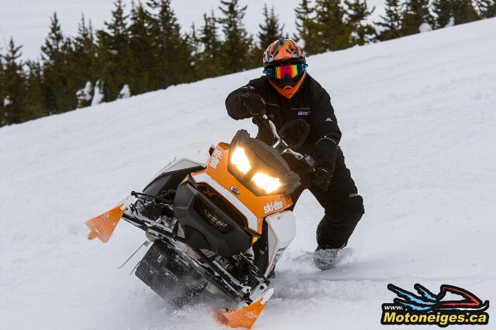 Motoneige Ski-Doo Summit X 850 E-TEC 154 2017 Motoneige Ski-Doo Summit X 850 E-TEC 154 2017