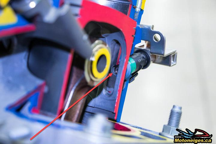 Une des caractéristiques des moteurs C-TEC2, une fente dans la jupe des pistons permettant l'injection dans la base du moteur Une des caractéristiques des moteurs C-TEC2, une fente dans la jupe des pistons permettant l'injection dans la base du moteur